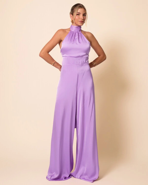 Macacão de Festa Longo em Cetim Fluido com Gola Alta e Lenço Lilás