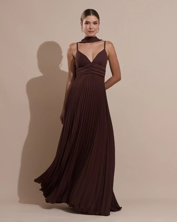 Vestido de Festa Longo Plissado Crepe Chiffon com Alça e Lenço Marrom