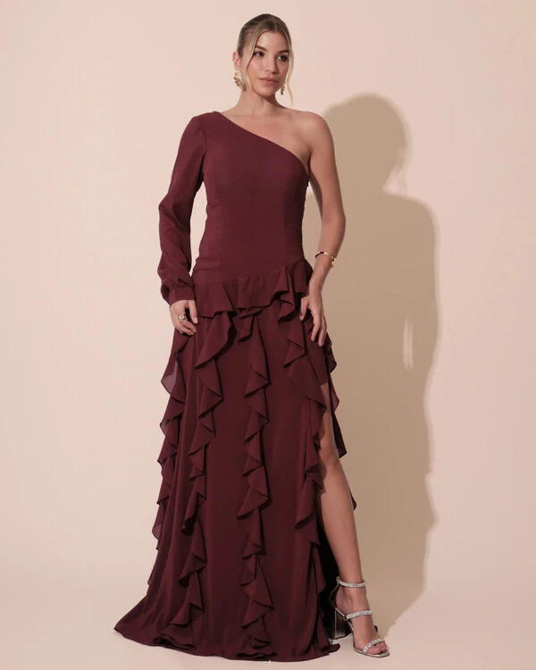 Vestido de Festa Longo Crepe Um Ombro Só Manga Longa e Babados Cascata Fenda Marsala