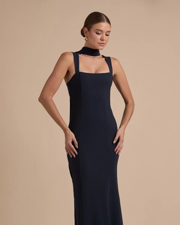 Vestido de Festa Longo Alfaiataria Alça Larga e Lenço Azul Marinho Escuro