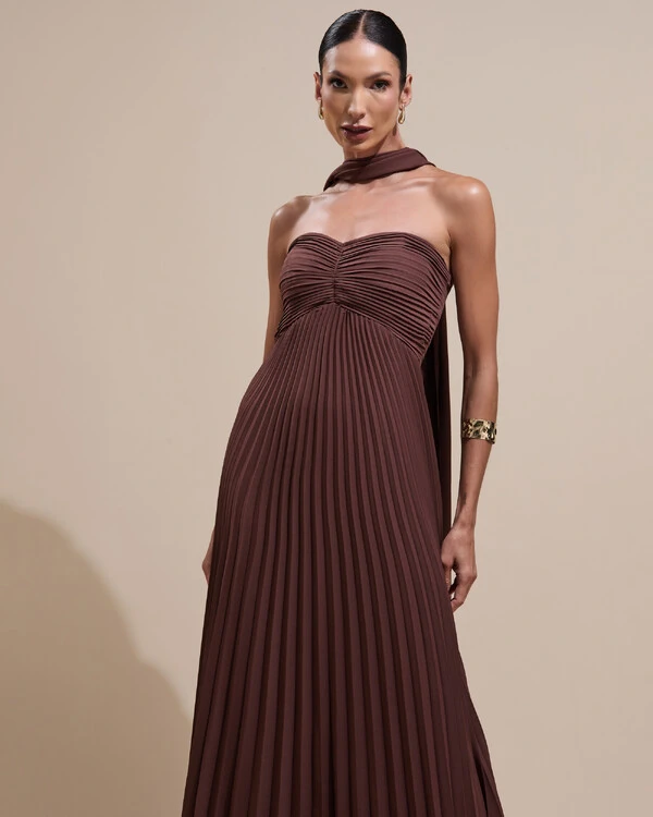 Vestido de Festa Longo Tomara que Caia Plissado com Lenço Marrom
