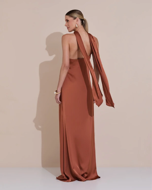 Vestido de Festa Longo em Cetim Fluido um Ombro Só Mocha Mousse