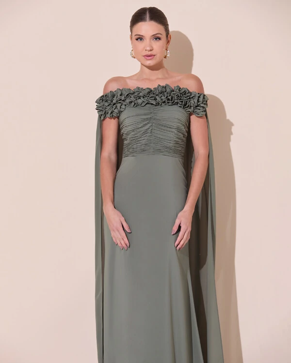 Vestido de Festa Longo Ombro a Ombro Plissado Crepe Chiffon Capa Flor 3D Verde Oliva