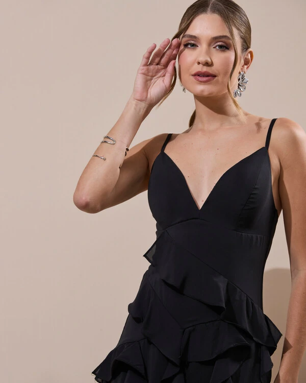 Vestido de Festa Longo Decote V Crepe Chiffon Babados Cascata e Fenda Preto