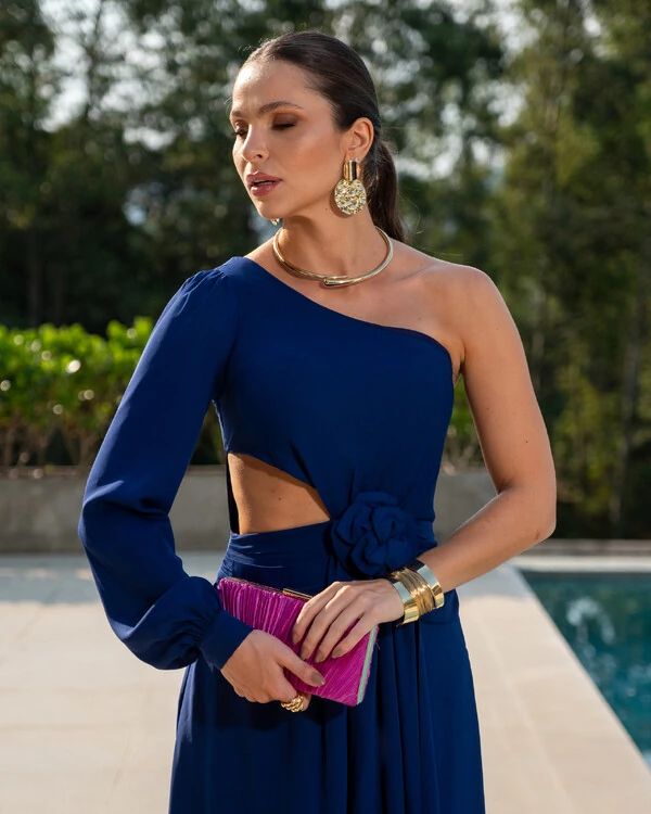 Vestido de Festa Longo um Ombro só com Manga Longa e Flor Azul Marinho