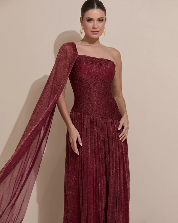 Vestido de Festa Longo Um ombro Só Tule Brilho Drapeado Capa Marsala