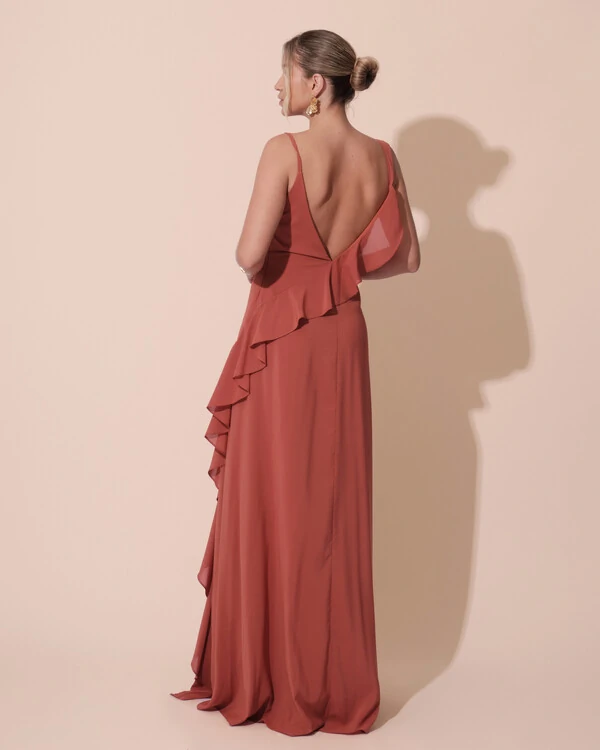 Vestido de Festa Longo Crepe Chiffon Degagê com Fenda e Babado Cascata Terracota