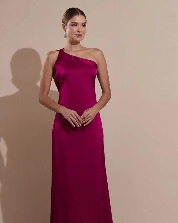 Vestido de Festa Longo Cetim Fluido Um Ombro Só Amarração Costas Beterraba