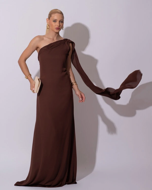 Vestido de Festa Longo Crepe Chiffon Um Ombro Só Drapeado Lenço Fixo Marrom