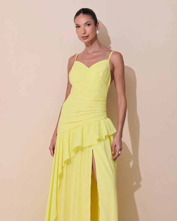 Vestido de Festa Longo Decote Crepe Drapeado Chiffon Fenda Babado Camadas Amarelo Manteiga