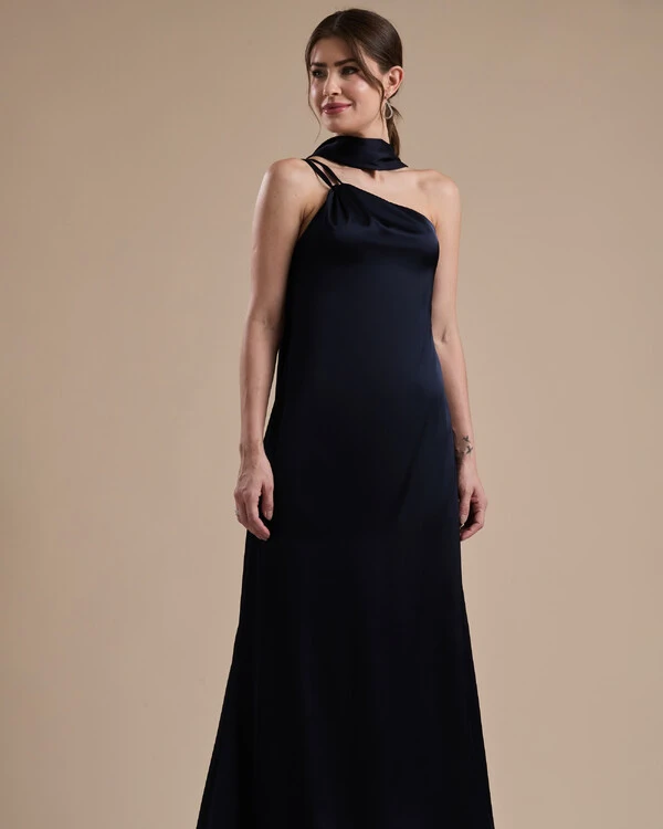 Vestido de Festa Longo em Cetim Fluido um Ombro Só com Lenço Azul Marinho