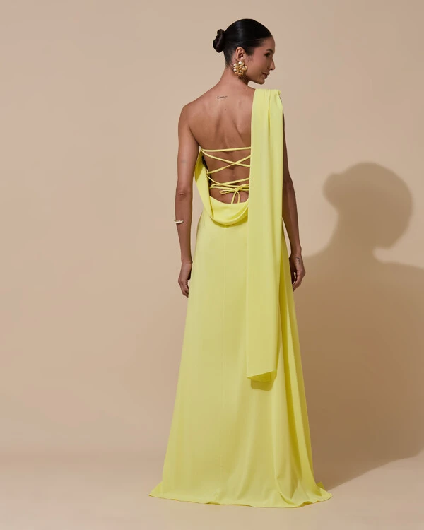 Vestido de Festa Longo Tomara que Caia Crepe Chiffon Lenço Drapeado Costas Trançada Amarelo Manteiga