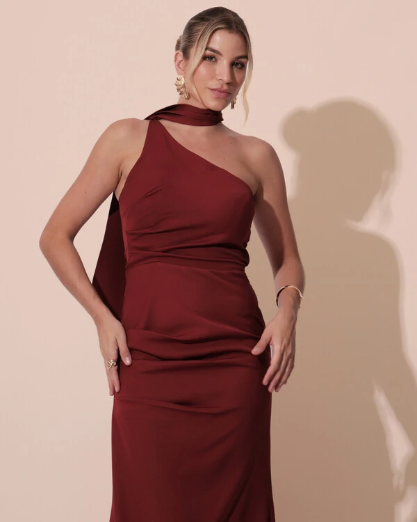 Vestido de Festa Longo Alfaiataria Um Ombro Só Detalhe Drapeado Marsala