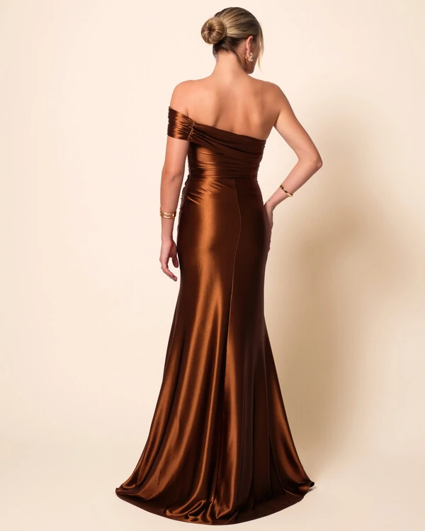 Vestido de Festa Longo Cetim Malha Metálico Ombro a Ombro Marrom