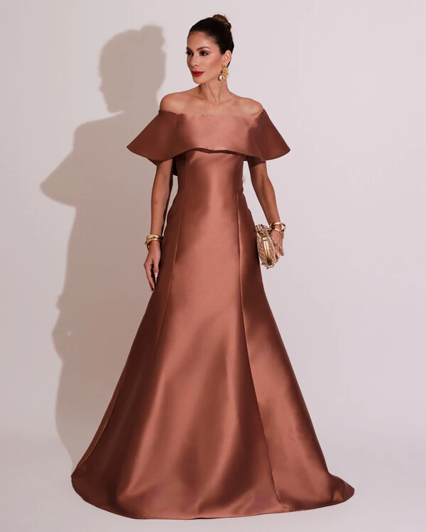Vestido de Festa Longo Zibeline Ombro a Ombro com Babado Mocha Mousse