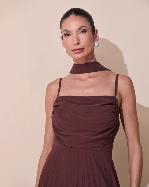 Vestido de Festa Longo Crepe Chiffon Plissado Trançado e Lenço Marrom