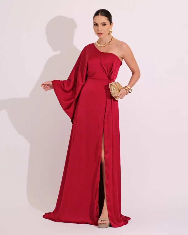 Vestido Longo de Cetim Fluido uma Manga e Detalhe Torcido Marsala