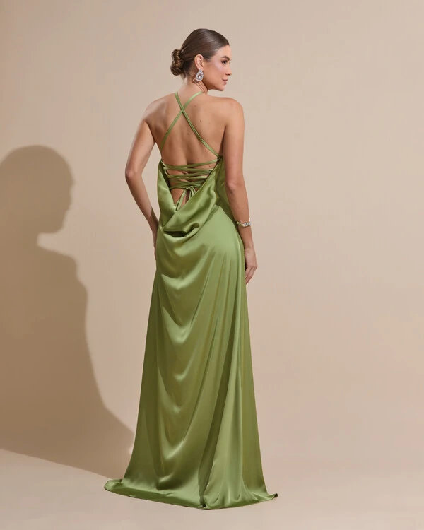Vestido Longo de Cetim com Decote Triangular e Amarração nas Costas Degagê Verde Pistache