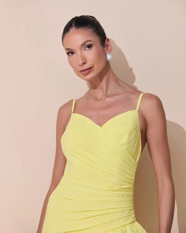 Vestido de Festa Longo Decote Crepe Drapeado Chiffon Fenda Babado Camadas Amarelo Manteiga