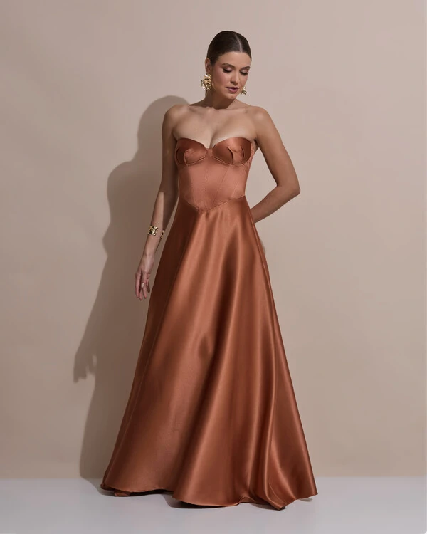 Vestido de Festa Longo Tomara que Caia Decote Coração Cetim Cruzado Costas Mocha Mousse