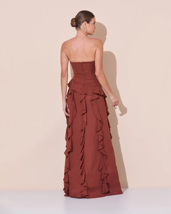Vestido de festa Longo Tomara que Caia Crepe Chiffon com Babados Cascata e Fenda Marrom New