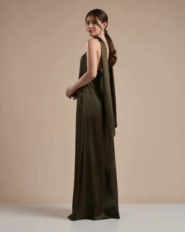Vestido de Festa Longo em Cetim Fluido um Ombro Só com Lenço Verde Oliva