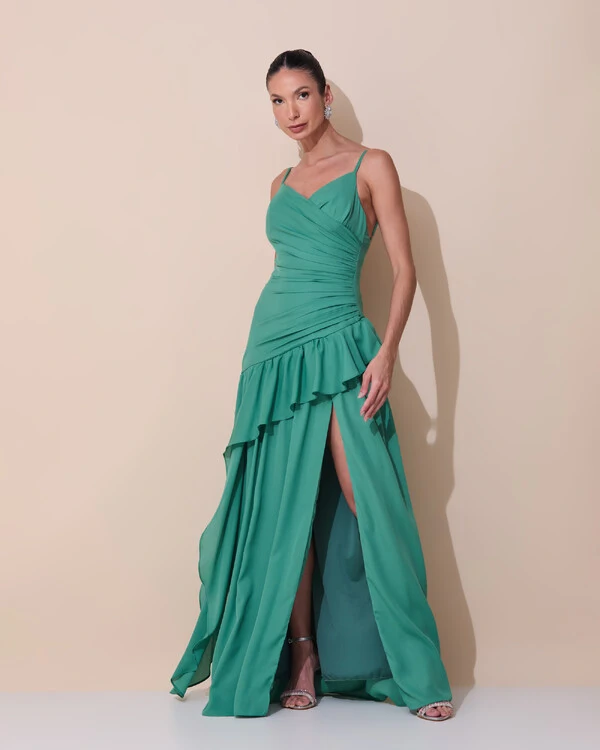 Vestido de Festa Longo Decote Drapeado Crepe Chiffon Fenda Babado Camadas Verde Matcha Escuro