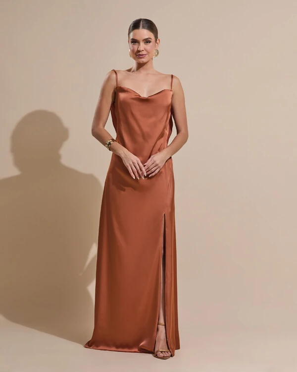 Vestido de Festa Longo Babado Costas Cetim Fluido e Fenda Mocha Mousse