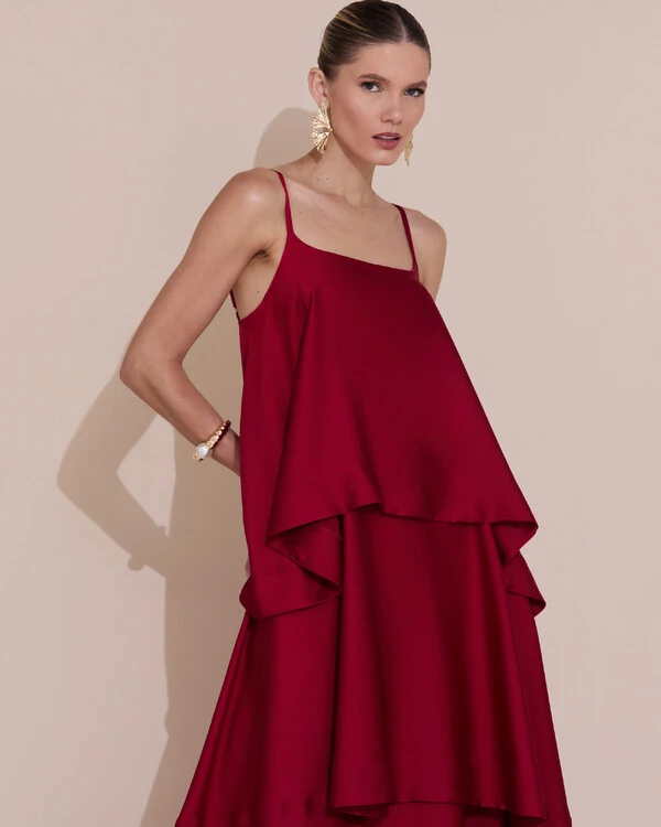 Vestido de Festa Longo Decote Reto Alças Finas Cetim Camadas Marsala