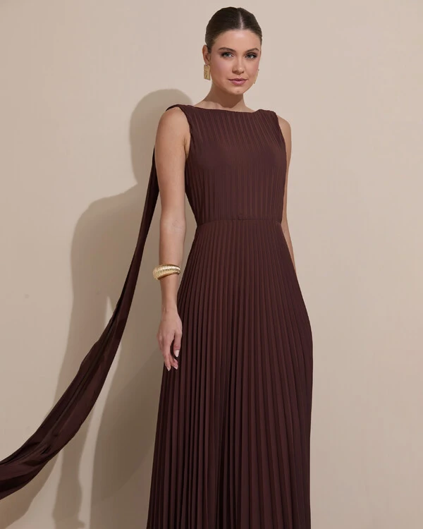 Vestido de Festa Longo Crepe Chiffon Plissado com Lenço nas Alças Marrom