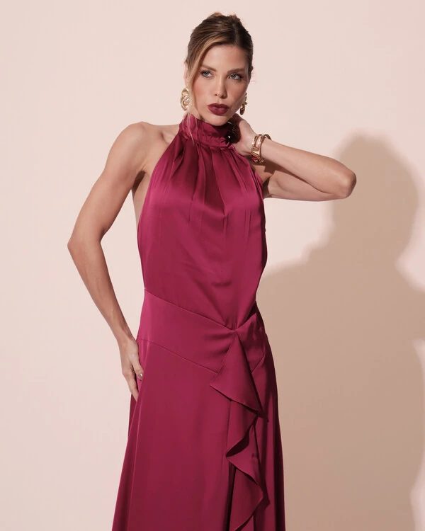 Vestido Longo de Festa Cetim Fluido Gola Alta e Babado Cascata Beterraba