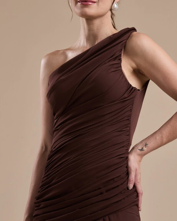Vestido de Festa Longo Crepe Chiffon Um Ombro Só Drapeado com Babado Cascata Marrom