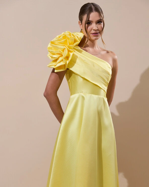 Vestido de Festa Longo Zibeline um Ombro Só Flor Drapeado Amarelo Manteiga