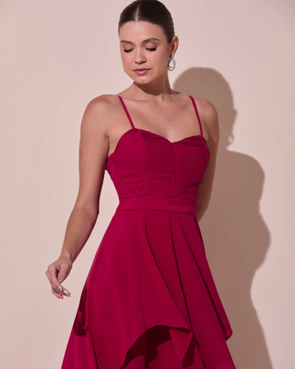 Vestido de Festa Longo Decote Coração Plissado Crepe Chiffon Babados Cascata Cereja