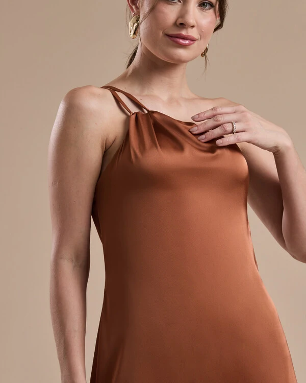 Vestido de Festa Longo em Cetim Fluido um Ombro Só Mocha Mousse
