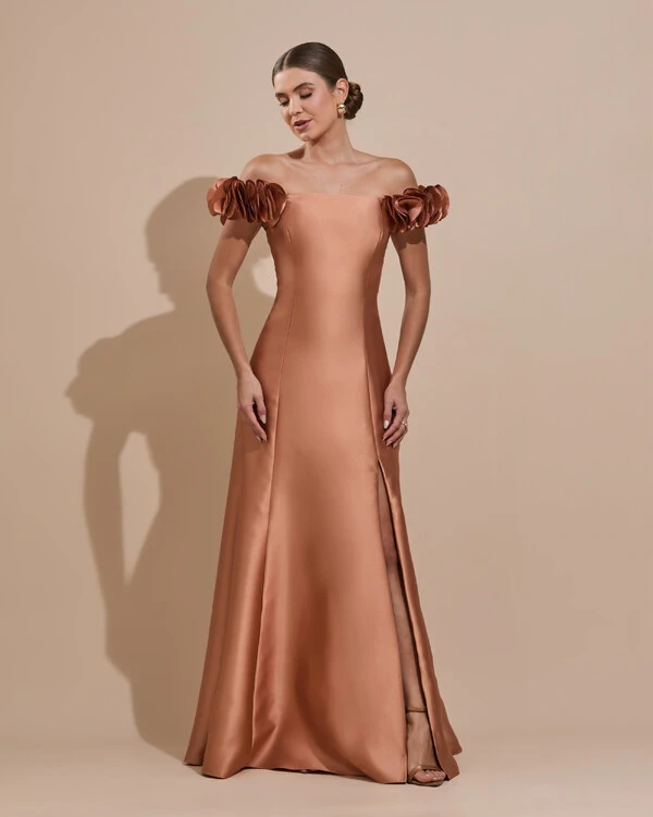 Vestido Longo de Festa Zibeline Ombro a Ombro com Flores e Fenda Mocha Mousse New