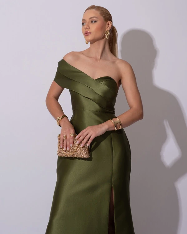 Vestido de festa Longo Zibeline Faixa Drapeada Ombro e Fenda Verde Oliva