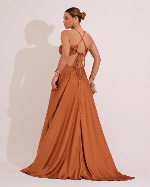 Vestido de Festa Longo Cetim Fluido Frente Única Costa Cruzada Mocha Mousse