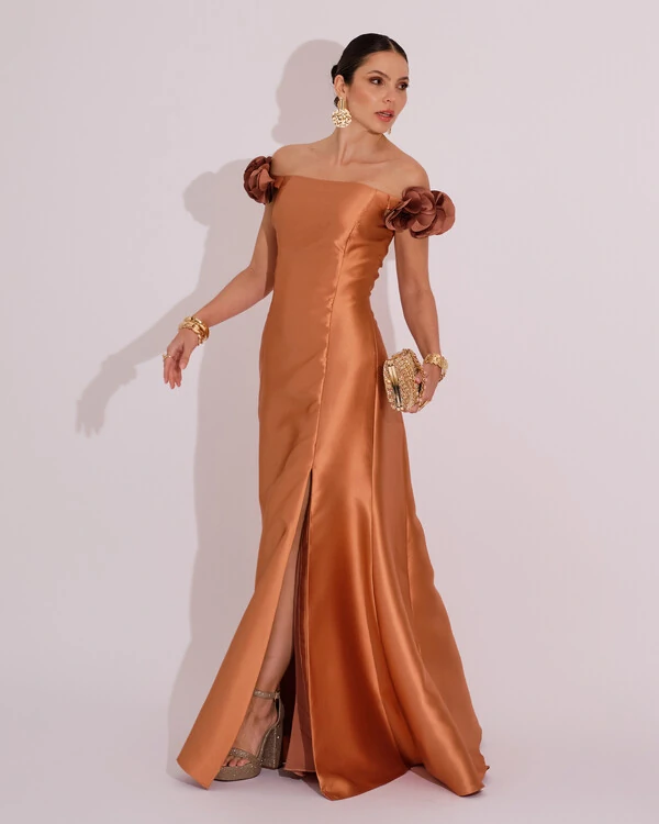 Vestido Longo de Festa Zibeline Ombro a Ombro com Flores e Fenda Mocha Mousse