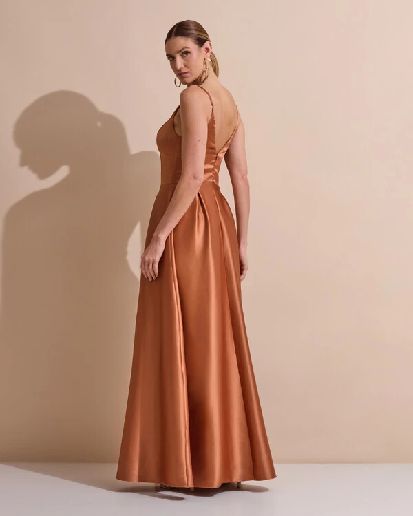 Vestido de Festa Longo Alça Fina Decote V Cetim Saia Evasê Mocha Mousse