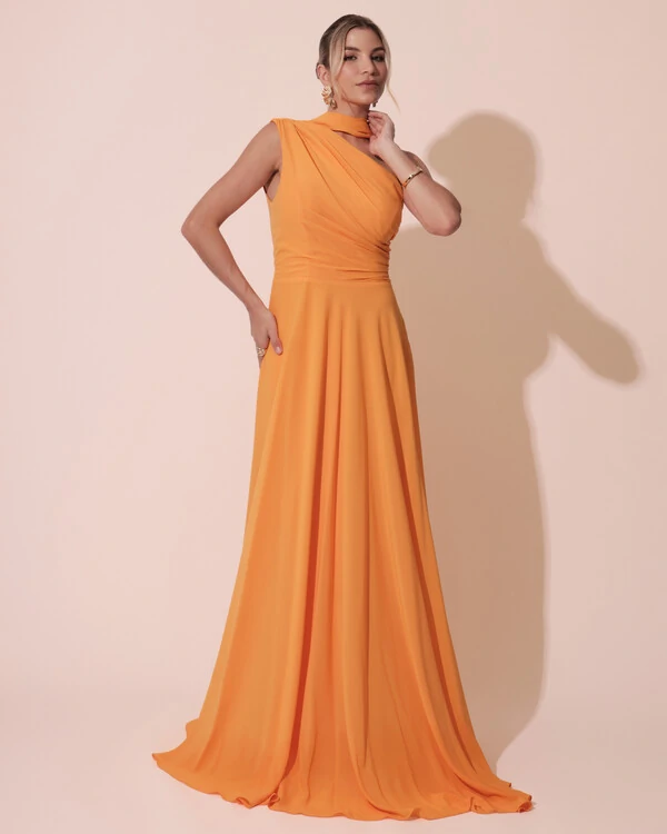 Vestido de Festa Longo Crepe Chiffon Um Ombro Só Drapeado com Lenço Laranja Manga