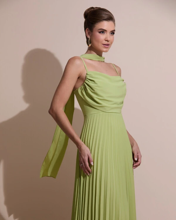 Vestido de Festa Longo Crepe Chiffon Plissado Trançado e Lenço Verde Garden