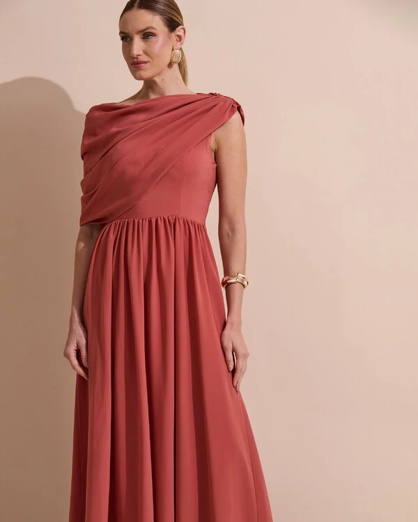 Vestido de Festa Longo Um Ombro Só Crepe Chiffon Capa Drapeado Terracota