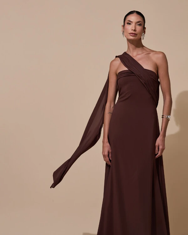 Vestido de Festa Longo Tomara que Caia Crepe Chiffon Lenço Drapeado Costas Trançada Marrom