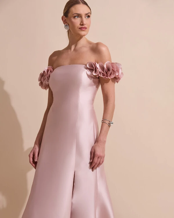 Vestido Longo de Festa Zibeline Ombro a Ombro com Flores e Fenda Rosa Nude
