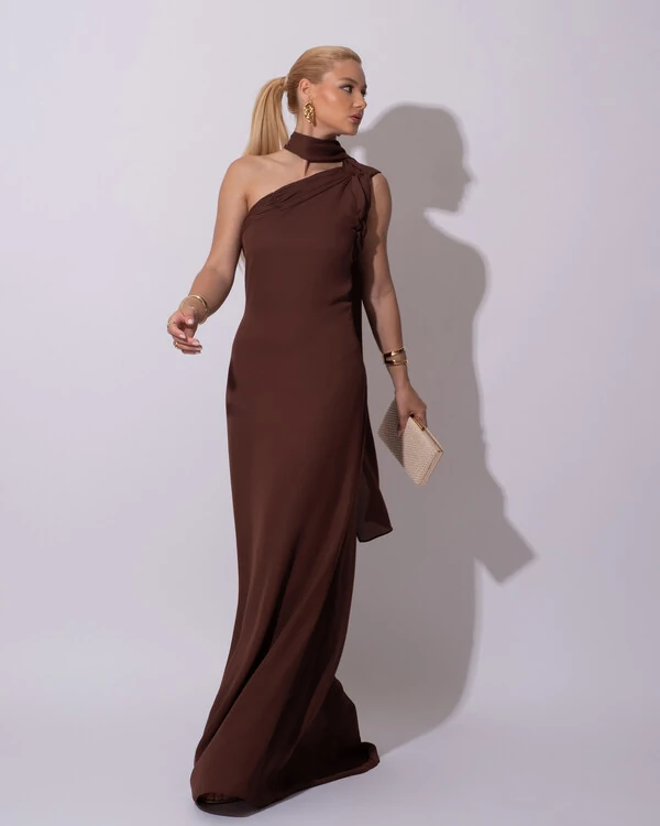 Vestido de Festa Longo Crepe Chiffon Um Ombro Só Drapeado Lenço Fixo Marrom