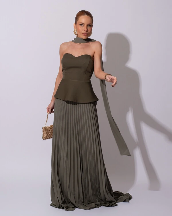 Vestido de Festa Longo Alfaiataria Tomara que Caia Saia Plissada e Lenço Verde Oliva