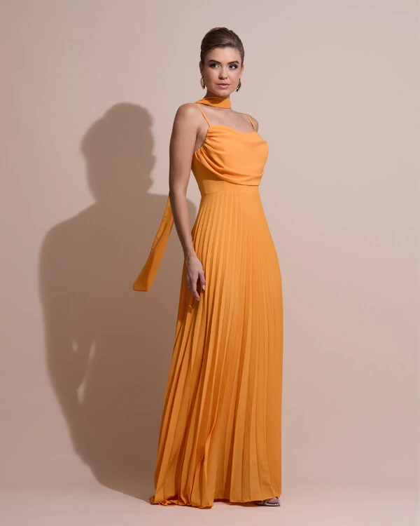 Vestido de Festa Longo Crepe Chiffon Plissado Trançado e Lenço Laranja Manga