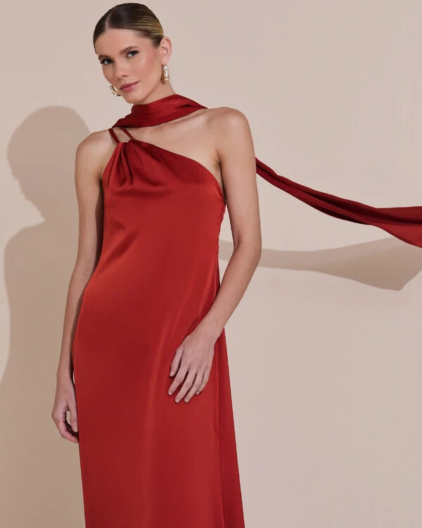 Vestido de Festa Longo em Cetim Fluido um Ombro Só com Lenço Terracota