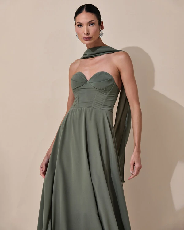 Vestido de Festa Longo Tomara que Caia Crepe Chiffon Decote Coração Lenço Verde Oliva